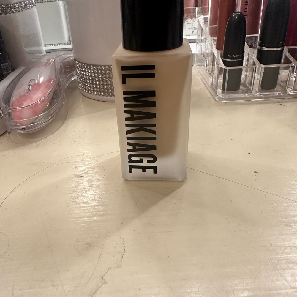 IL MAKIAGE Natural light beige Foundation. Brand new only swatched once.
